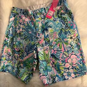 Lilly Pulitzer Men shorts NWT. 30 R in iconic 🦄🦄🦄Lilly’s House Print 🤩🤩